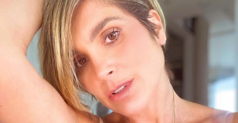 Flávia Alessandra dispensa parte de cima do biquíni e posa apenas com um chapéu: ”Sol”