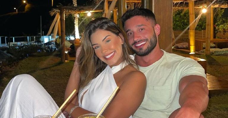 Em restaurante, Ivy Moraes tira fotos lambendo a cara do namorado e diverte a web