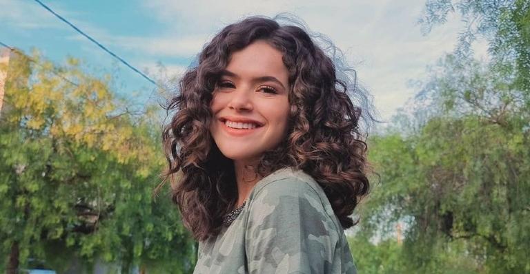 Maisa Silva posta vídeo mostrando sua make do dia e web brinca: ”Cara de adulta!”