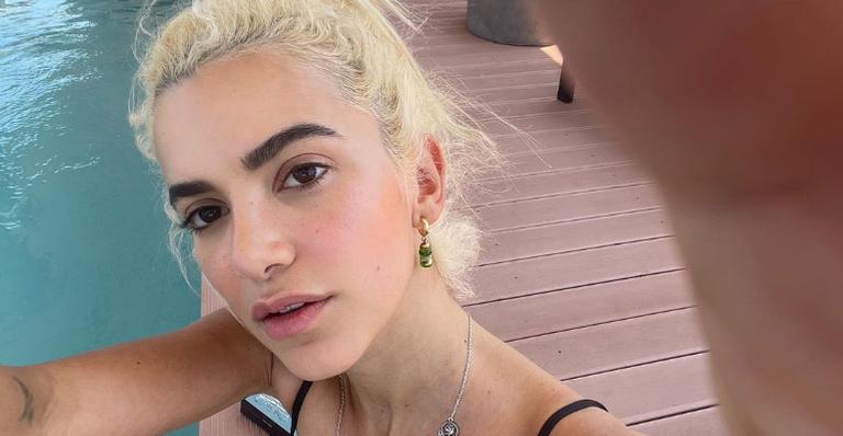 Manu Gavassi relembra cabelo colorido e fãs opinam: ”Amava o azul”