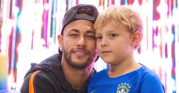 Neymar Jr diverte a web ao compartilhar vídeo de Davi Lucca cantando: ”Sextou!”