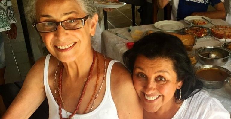 Regina Casé presta homenagem de aniversário para Maria Bethânia: ”Nossa estrela guia”