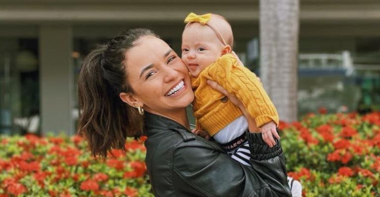 Talita Younan publica clique de Isabel sorridente no carrinho: ”Vocês piscaram e já to sentada”