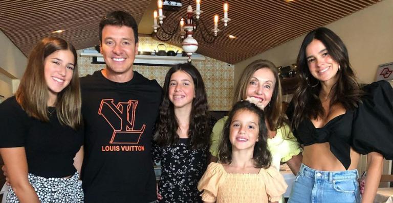 Vera Viel celebra o aniversário das filhas: ”Clara fazendo 16 anos e a Maria 13”