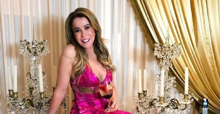 De roupão, Zilu Camargo arrasa em registro ousado: ”Tudo na vida é efêmero”