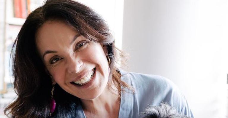 Carolina Ferraz toma a primeira dose da vacina contra a Covid-19 e recria meme: ”Rica de saúde”
