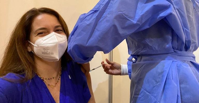 Cláudia Abreu recebe primeira dose da vacina contra Covid-19: ”Alegria de finalmente ser vacinada”