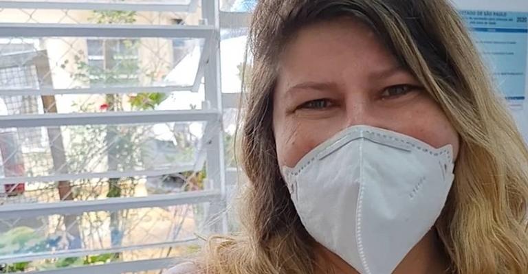 Após casos de Covid-19 na família, Vanessa Goulartt se emociona ao ser vacinada