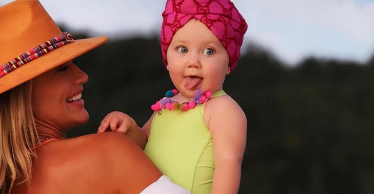 Ana Paula Siebert mostra a filha, Vicky, se divertindo no mar: ”Achei uma sereia feliz”