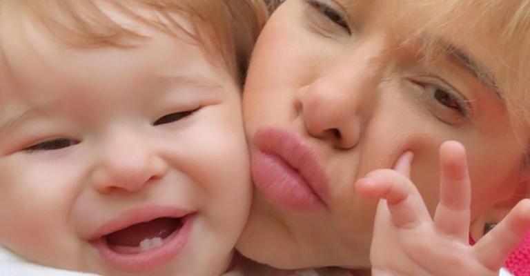 Dany Bananinha posta clique da filha sorridente: ”O amor é maior que tudo”