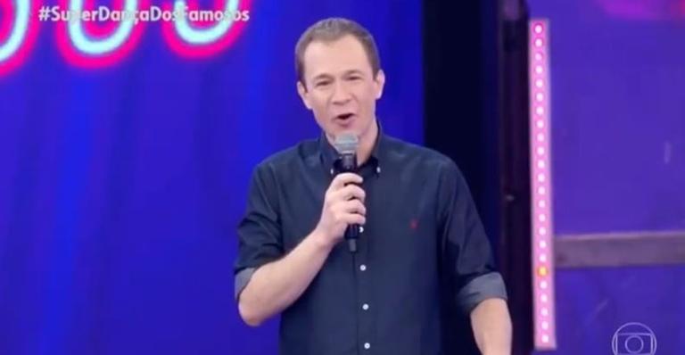 Ao vivo, Tiago Leifert manda recado para Luciano Huck: ”Preciso tirar férias!”