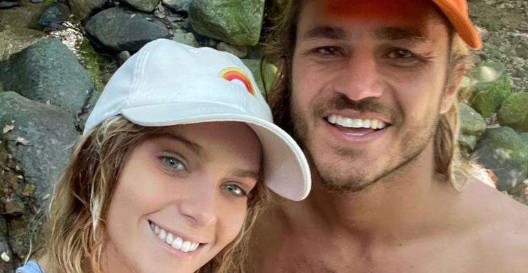 Isabella Santoni sorri em clima de romance com o namorado, Caio Vaz: ”Mozão”