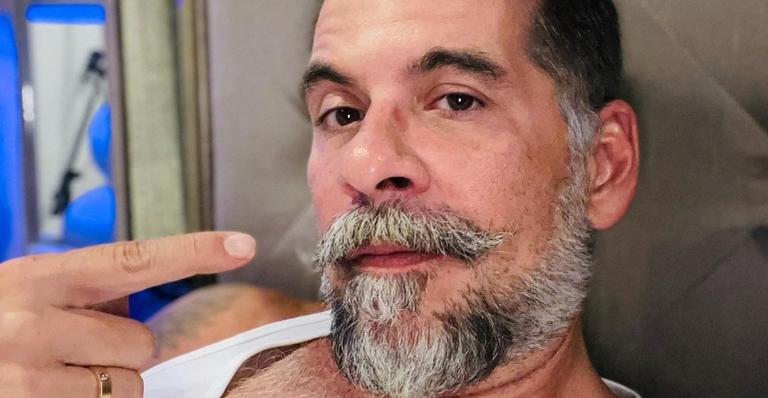 Leandro Hassum brinca sobre sua aparência: ”A coroinha começa a aparecer”