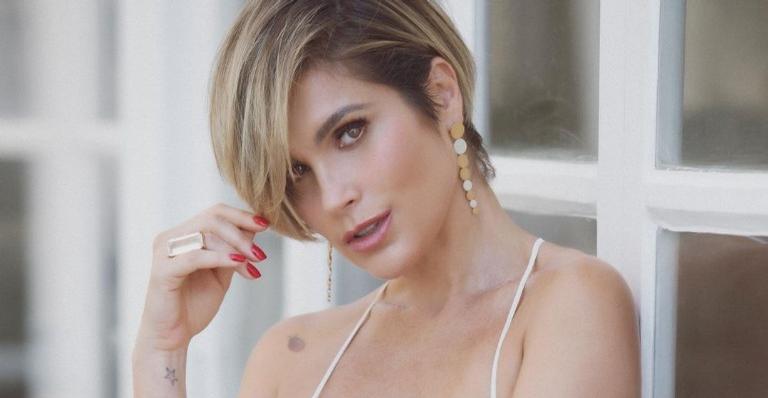De maiô preto, Flávia Alessandra arranca elogios ao mostrar corpão em fotos na banheira: ”Gata”