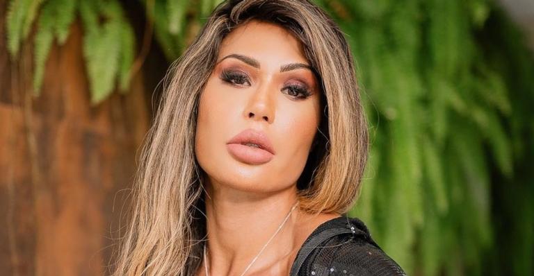 De topless, Gracyanne Barbosa exibe bumbum perfeito só de calcinha fio dental: ”Espetáculo!”