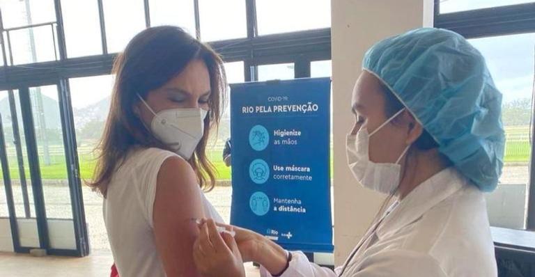 Ana Paula Araujo recebe vacina contra Covid-19: ”A sensação é de começar a sair do pesadelo”
