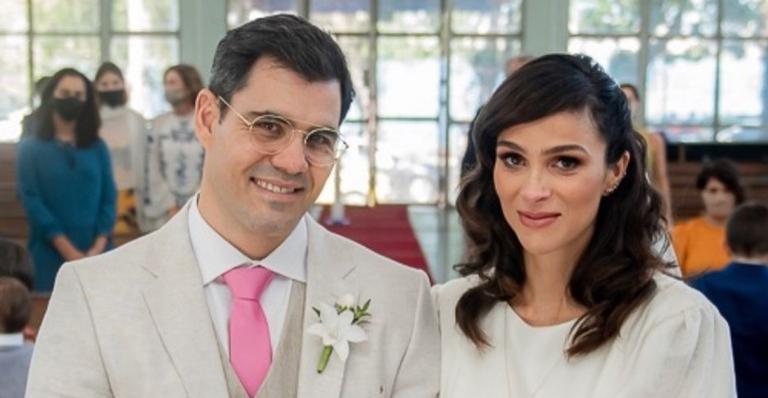 Juliano Cazarré e a esposa batizam a filha caçula, Maria Madalena