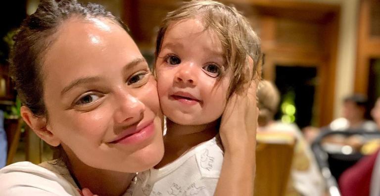 Laura Neiva derrete corações ao compartilhar um adorável registro na companhia da filha, Maria