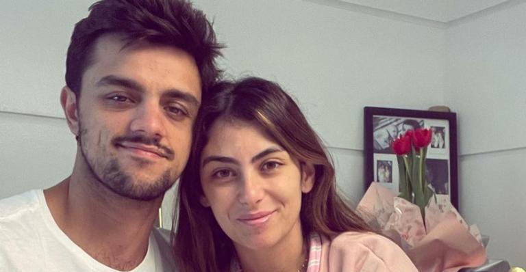 Mariana Uhlmann derrete corações ao protagonizar clique romântico com o maridão, Felipe Simas
