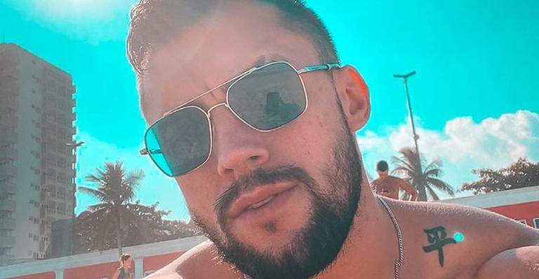 Arthur Picoli exibe boa forma ao surgir sem camisa durante passeio de barco