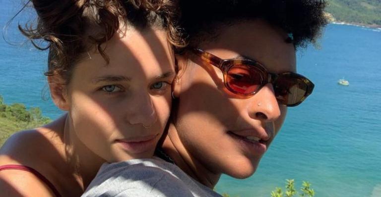 No quarto, Bruna Linzmeyer aparece em clima de romance com a namorada e chama atenção da web