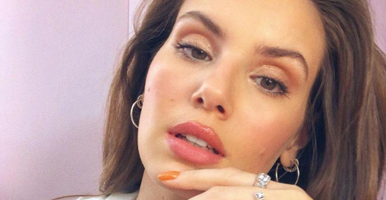Camila Queiroz compartilha registros raríssimos da infância e fãs reagem: ”Mesma carinha”