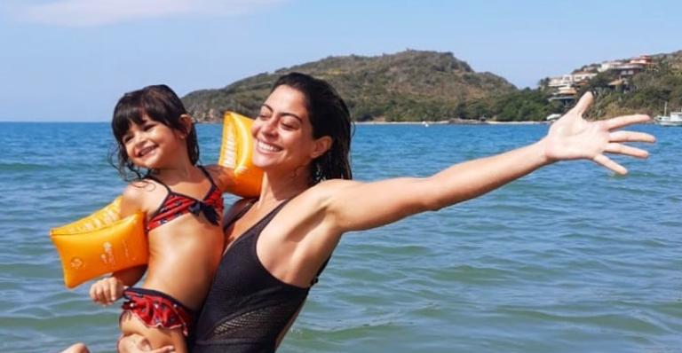 Carol Castro manda recado importante ao passear com a filha, Nina: ”Use máscara”