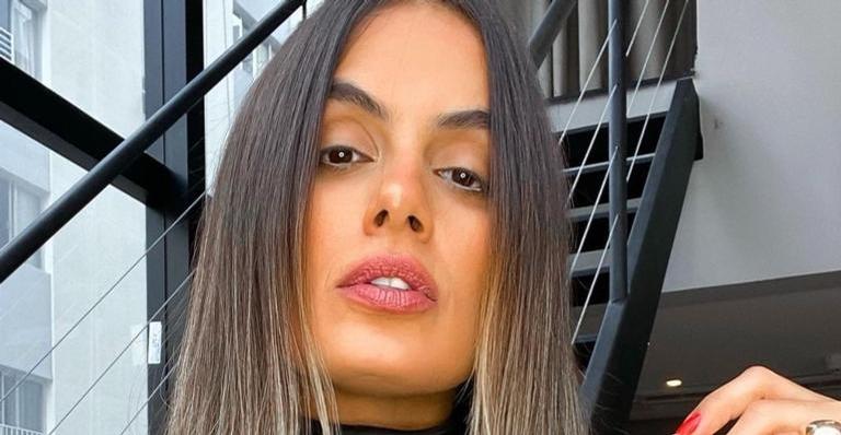 De body branco, Carol Peixinho exibe curvas esculturais em clique quente: ”Gata”
