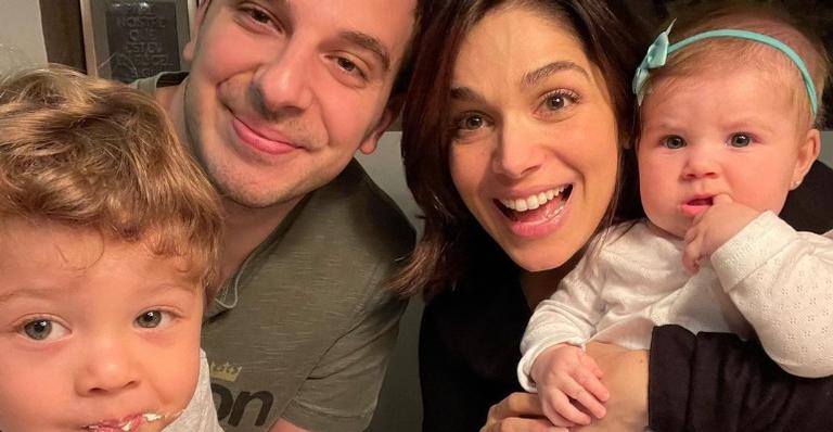 Sabrina Petraglia publica foto com o marido e os filhos: ”Mãe não exerce a maternidade sozinha”
