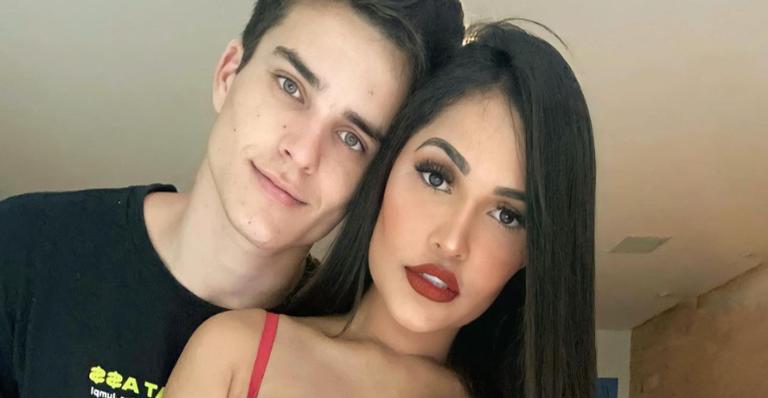 Com o namorado gato, Flay chama atenção da web em vídeo dançando: ”Que lindos”