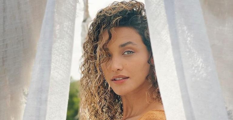 Débora Nascimento impressiona a web ao aparecer surfando em cliques