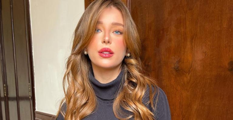 Duda Reis experimenta diferentes poses com um look arrasador