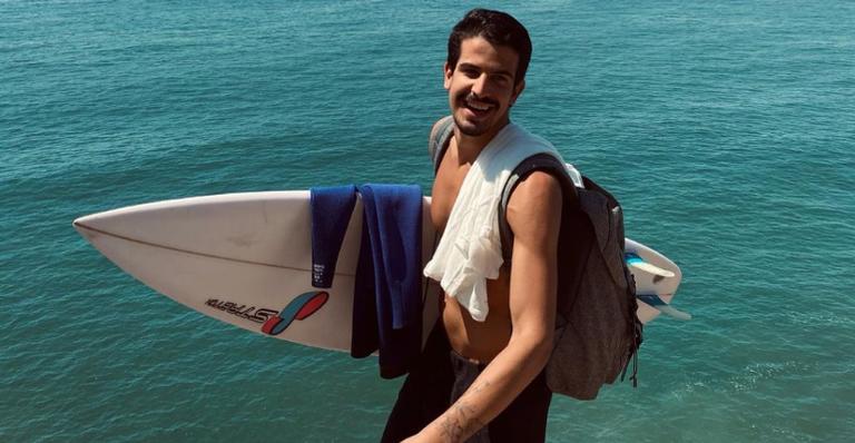 Enzo Celulari mostra sua habilidade no surf em praia do Rio de Janeiro