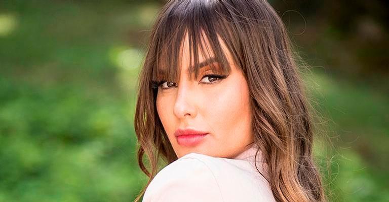 Ex-BBB Thais Braz chama atenção com look curtinho e botas brancas em São Paulo