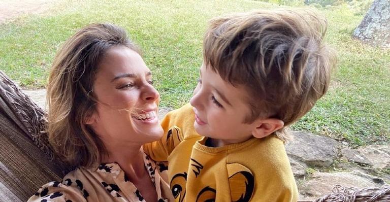 Rafa Brites arranca gargalhadas ao postar vídeo do filho mostrando suas cobrinhas de brinquedo