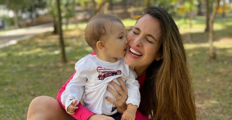 Kamilla Salgado compartilha registros com Bento no colo e dispara: ”Plenitude”