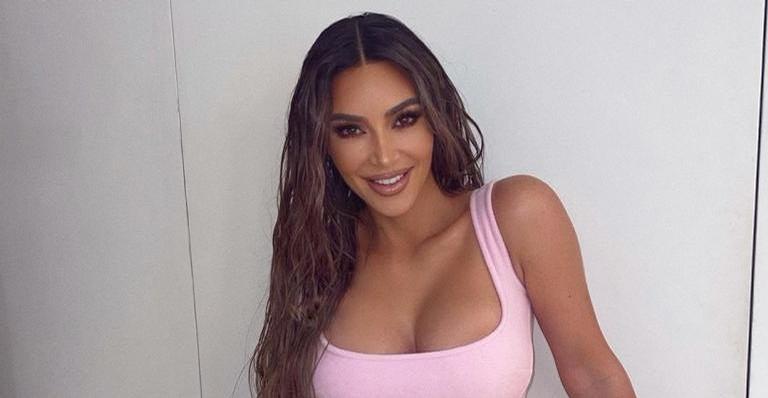Produzida, Kim Kardashian realiza ensaio com flores e arranca suspiros da web com detalhe