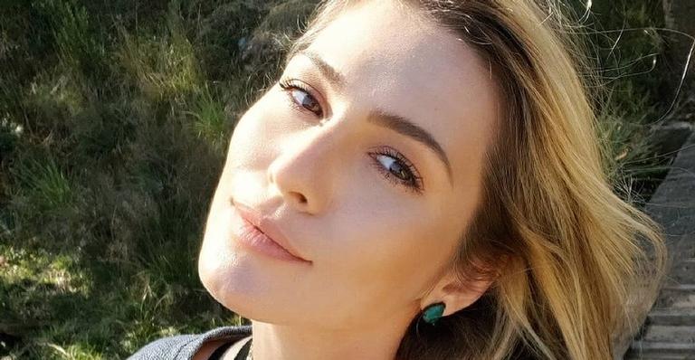 Nas montanhas, Lívia Andrade exibe corpão de shortinhos e top