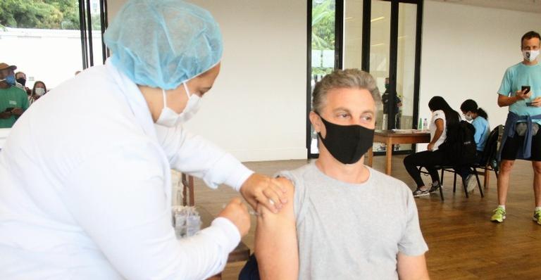 Luciano Huck toma primeira dose da vacina contra Covid-19 no Rio de Janeiro