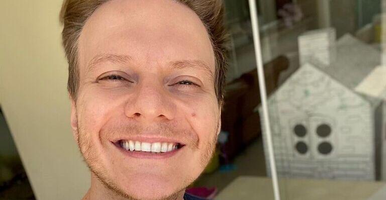 Com a filha, Michel Teló surge combinando look e encanta demais: ”Olha a fofura da Melindinha”