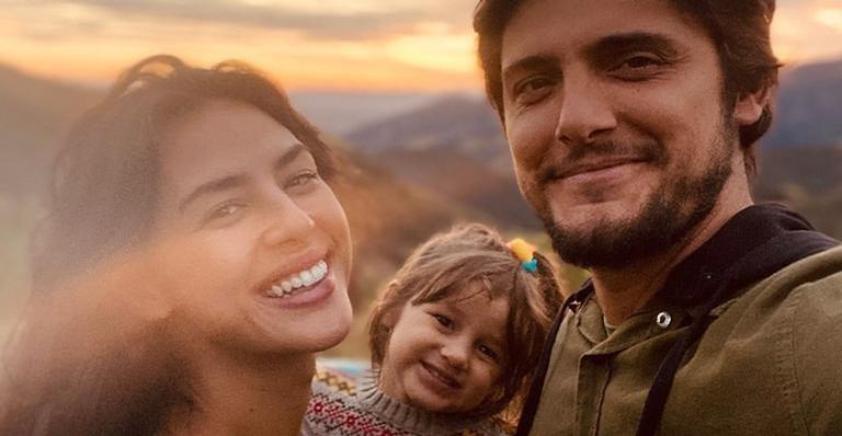 Yanna Lavigne mostra a filha em cima de árvore ao lado de Bruno Gissoni e encanta: ”Família linda”