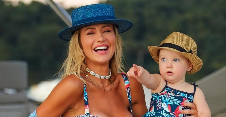 Ana Paula Siebert publica clique perfeito de Vicky tomando água de coco na beira da piscina