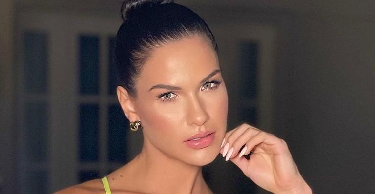 Andressa Suita surge deslumbrante só com roupão grifado de R$8 mil e web baba: ”A mais linda!”