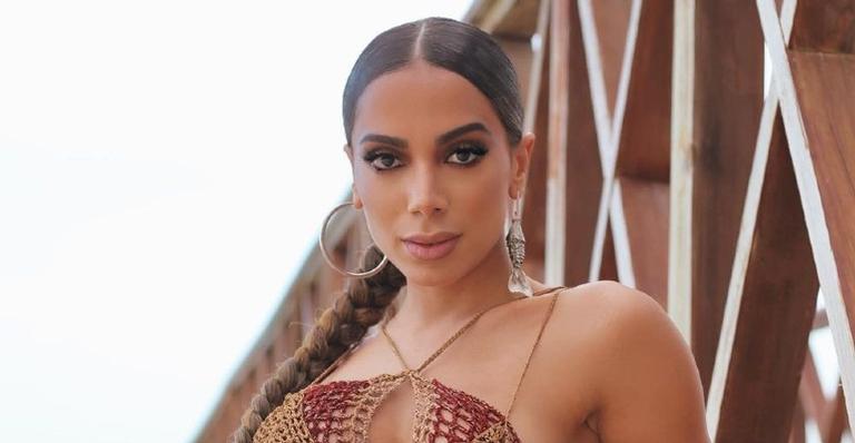 Anitta diverte a web ao mostrar como foi recebida por seus cachorros ao chegar em casa