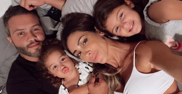 Bella Falconi posta lindo clique ao lado das filhas e marido: ”Ninho de amor”