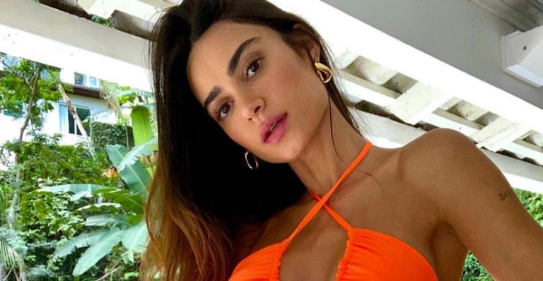 De toalha na cabeça, Thaila Ayala relaxa em resort de luxo e impressiona internautas