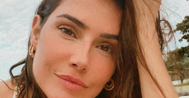 Deborah Secco arranca elogios da web ao surgir usando look estiloso: ”Deusa!”