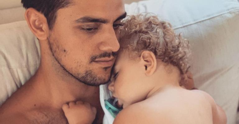 Felipe Simas aproveita piquenique em hotel luxuoso acompanhado do caçula: ”Memórias inesquecíveis”