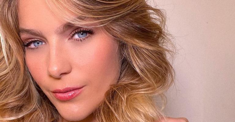 Isabella Santoni esbanja flexibilidade ao curtir dia de sol na praia: ”Mulher oceânica”