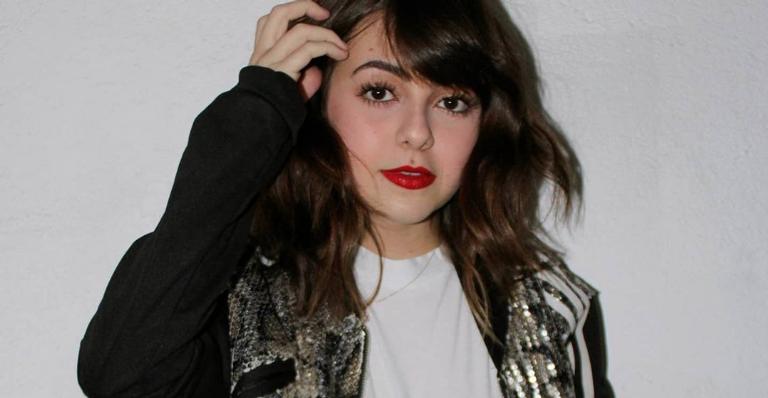 Klara Castanho dá show de estilo em produção de ensaio fotográfico e impressiona fãs